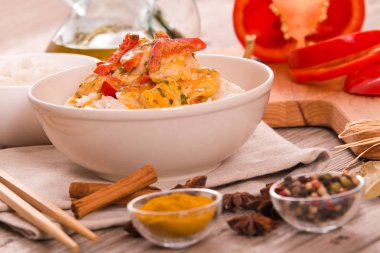 Ahşap masa üzerinde Tay kırmızı köri.