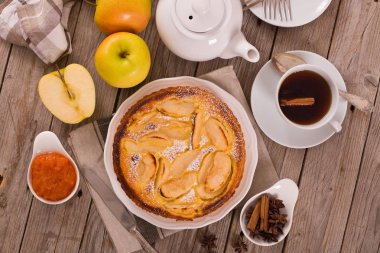 Tarte normande beyaz çanak üzerinde.