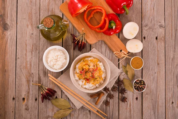 Ahşap masa üzerinde Tay kırmızı köri.