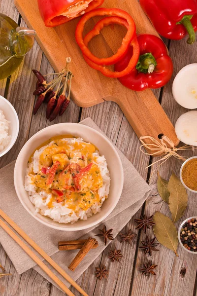 Ahşap masa üzerinde Tay kırmızı köri.