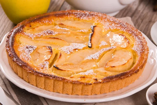 Tarte Normande Auf Weißem Teller — Stockfoto