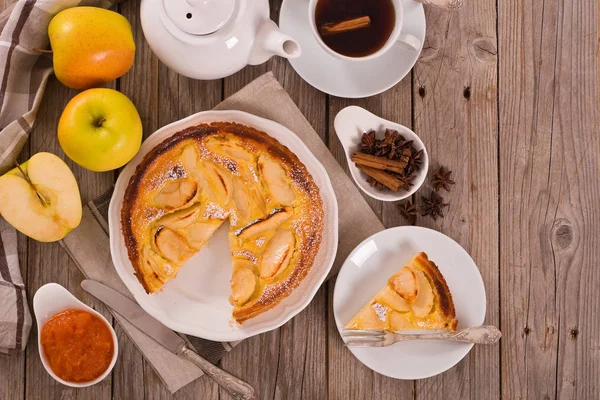 Tarte normande beyaz çanak üzerinde.