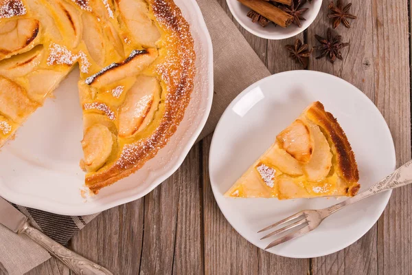 Tarte Normande Auf Weißem Teller — Stockfoto