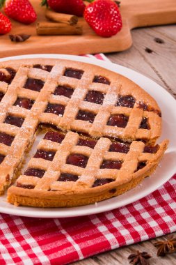 Beyaz çanak üzerinde çilekli Tart.