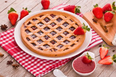 Beyaz çanak üzerinde çilekli Tart.