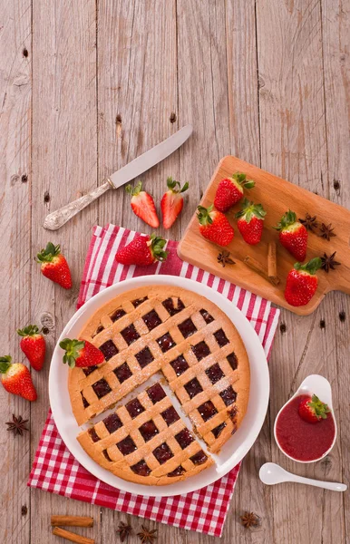 Beyaz çanak üzerinde çilekli Tart.