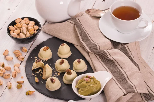 Ahşap masa üzerinde fıstıklı Trüf mantarı.