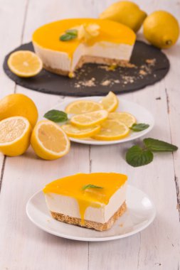 Ahşap masa nane ile limon cheesecake.