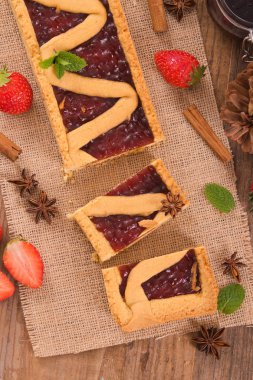 Tahta masada çilekli turta..