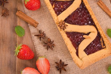 Tahta masada çilekli turta..