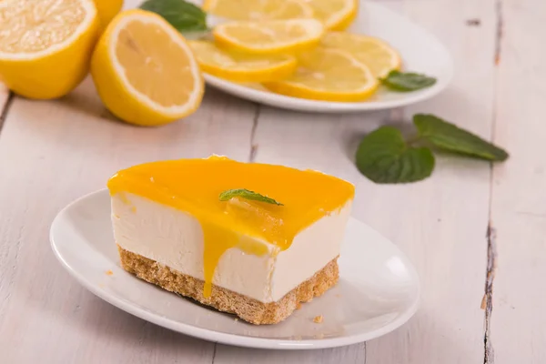 Ahşap Masa Nane Ile Limon Cheesecake — Stok fotoğraf