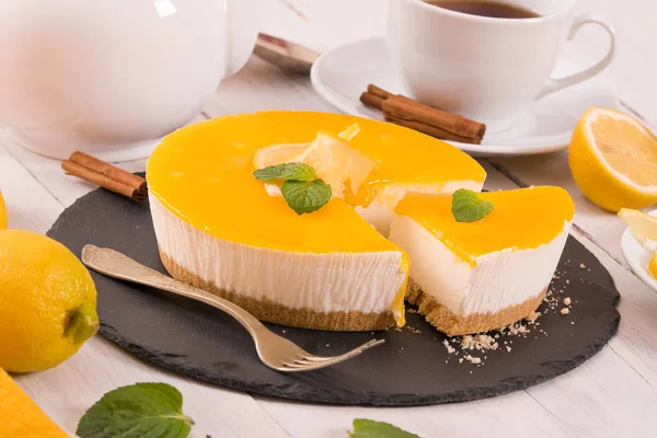 木製のテーブルにミントとレモンのチーズケーキ — ストック写真