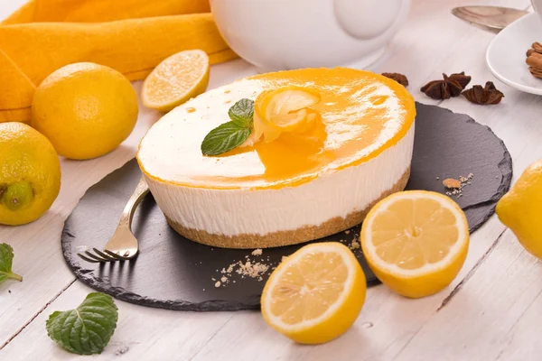 Citroen Cheesecake Met Munt Houten Tafel — Stockfoto