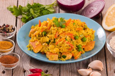 Nasi goreng ahşap tablo.