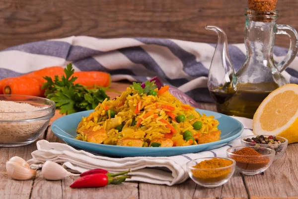 Nasi Goreng Στο Ξύλινο Τραπέζι — Φωτογραφία Αρχείου