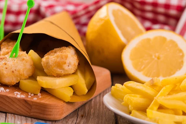 Peixe Batatas Fritas Com Mostarda Tábua Corte — Fotografia de Stock