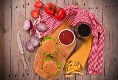 Hamburger kesme tahtası üzerinde patates kızartması ile.