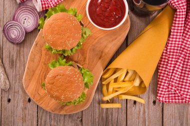 Hamburger kesme tahtası üzerinde patates kızartması ile.