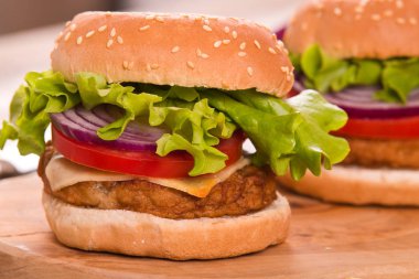 Hamburger kesme tahtası üzerinde patates kızartması ile.