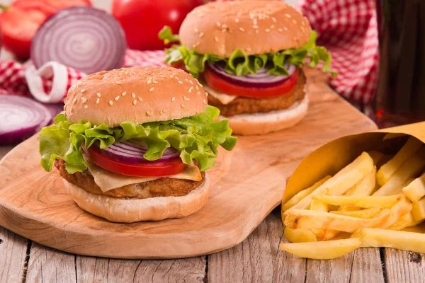 Hamburger Con Patatine Fritte Sul Tagliere — Foto Stock