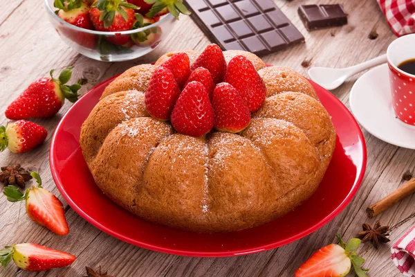 Tarta Fresa Con Café Sobre Mesa Madera —  Fotos de Stock