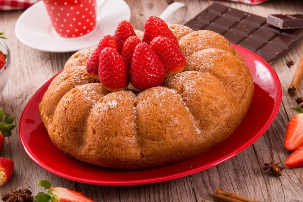 Tarta Fresa Con Café Sobre Mesa Madera —  Fotos de Stock