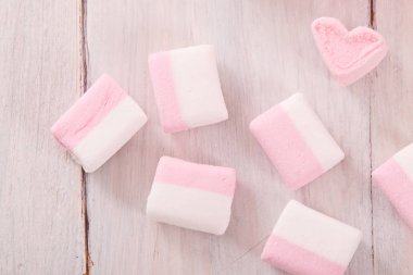 ahşap masa üstünde şekerleme.