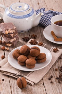 Fındıklı kurabiye sandviç çikolatalı krema ile doldurulmuş.