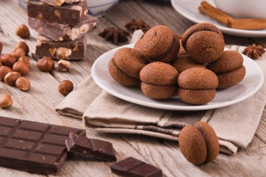 Fındıklı kurabiye sandviç çikolatalı krema ile doldurulmuş.