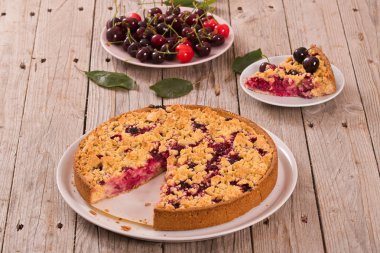 Erik tart beyaz çanak üzerinde.