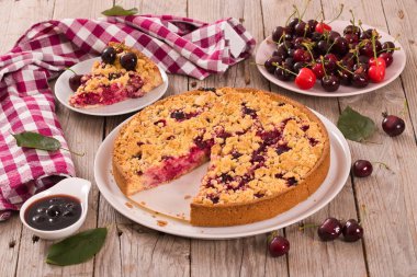 Erik tart beyaz çanak üzerinde.