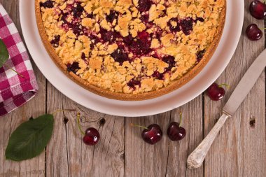 Erik tart beyaz çanak üzerinde.