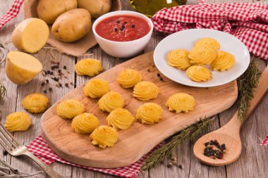 Düşes patates kesme tahtası üzerinde.