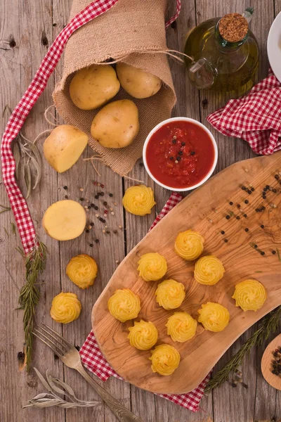 Patate Duchessa Sul Tagliere — Foto Stock