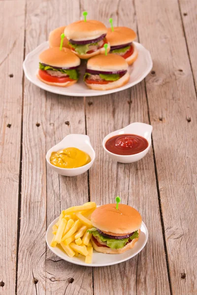 Mini Burgers Avec Frites Sur Table Bois — Photo