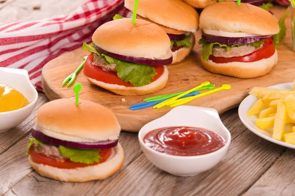 Mini Burgery Frytkami Drewnianym Stole — Zdjęcie stockowe