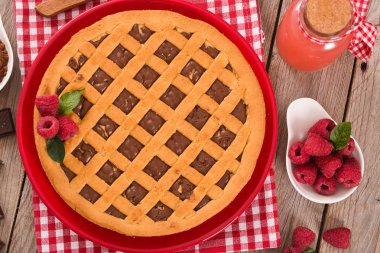Kırmızı çanak üzerinde çikolata tart.