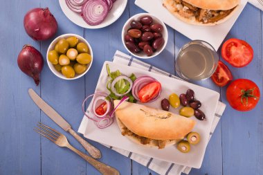 Beyaz çanak üzerinde Yunan pide.