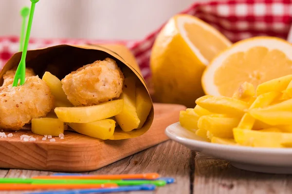 Pescado Patatas Fritas Con Mostaza Sobre Mesa Madera — Foto de Stock