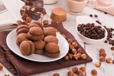 Fındıklı kurabiye sandviç çikolatalı krema ile doldurulmuş.