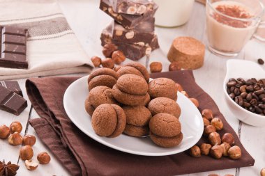 Fındıklı kurabiye sandviç çikolatalı krema ile doldurulmuş.