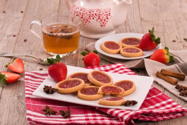 Beyaz çanak üzerinde çilek tartlets.