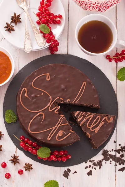 Sachertorte Con Grosella Roja Sobre Plato Negro —  Fotos de Stock