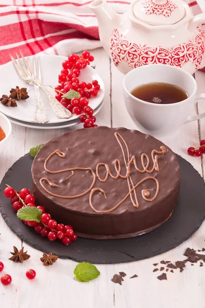 Sachertorte Con Grosella Roja Sobre Plato Negro —  Fotos de Stock