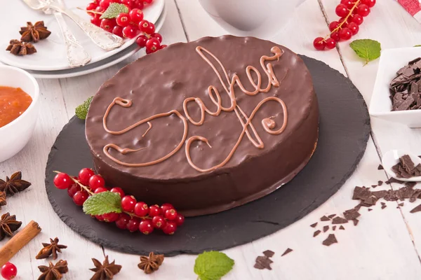 Sachertorte Con Grosella Roja Sobre Plato Negro —  Fotos de Stock