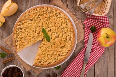 Elma pasta beyaz çanak üzerinde reçelli parçalamak.