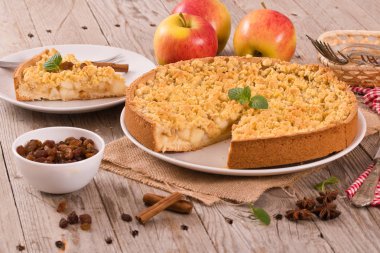 Elma pasta beyaz çanak üzerinde reçelli parçalamak.