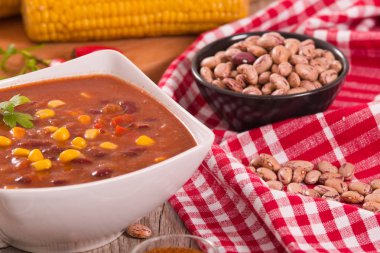 Sığır eti biber corncobs beyaz kupa ile.