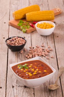 Sığır eti biber corncobs beyaz kupa ile.