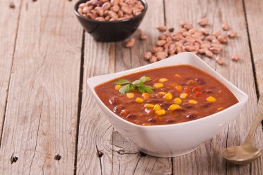 Sığır eti biber corncobs beyaz kupa ile.